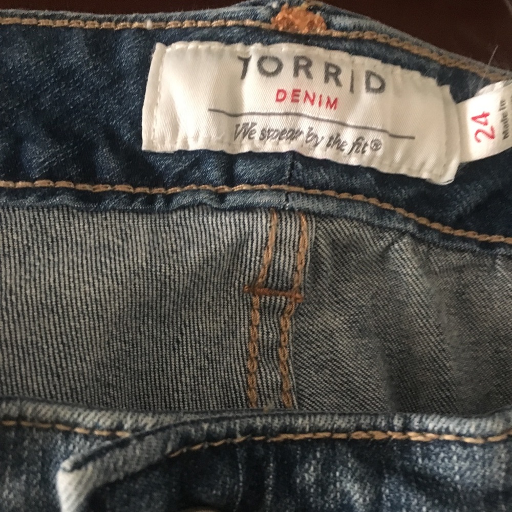 Torrid boyfriend crop distressed jeans 24 and 26 - Picture 4 of 8